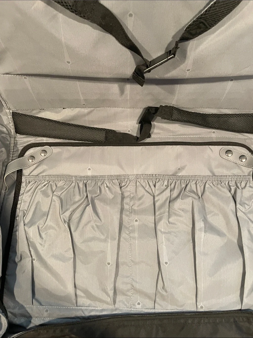 NWOT Delsey Paris Garment Gag W/ Tons of Storage B138